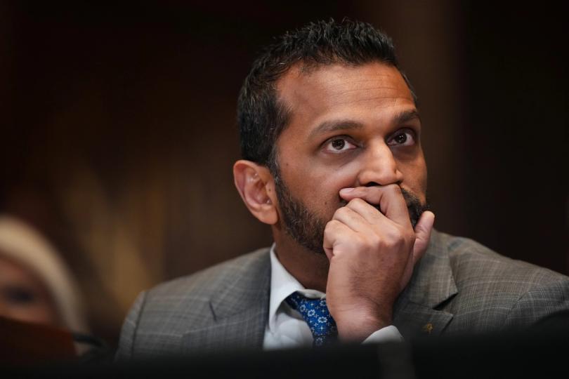 Açıklama Açıkları: FBI Direktörü Patel'in Hisse Senedi Ticareti ve STOCK Yasası Denetimi<br>FBI Direktörü Christopher Wray'in görev süresi boyunca, özellikle hisse senedi ticaretiyle ilgili tutumları ve bu alandaki şeffaflık eksiklikleri tartışma konusu olmuştur.<br>STOCK Yasası, kamu görevlilerinin