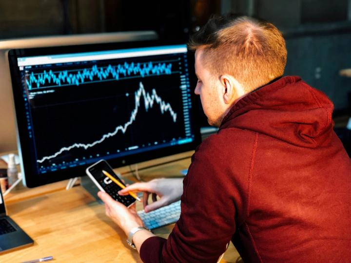 Bitcoin, yaklaşık 65.000 dolar seviyesinde seyrediyor, 800 milyar dolarlık yapay zeka satışının kriptoyu büyük ölçüde etkilememesiyle.