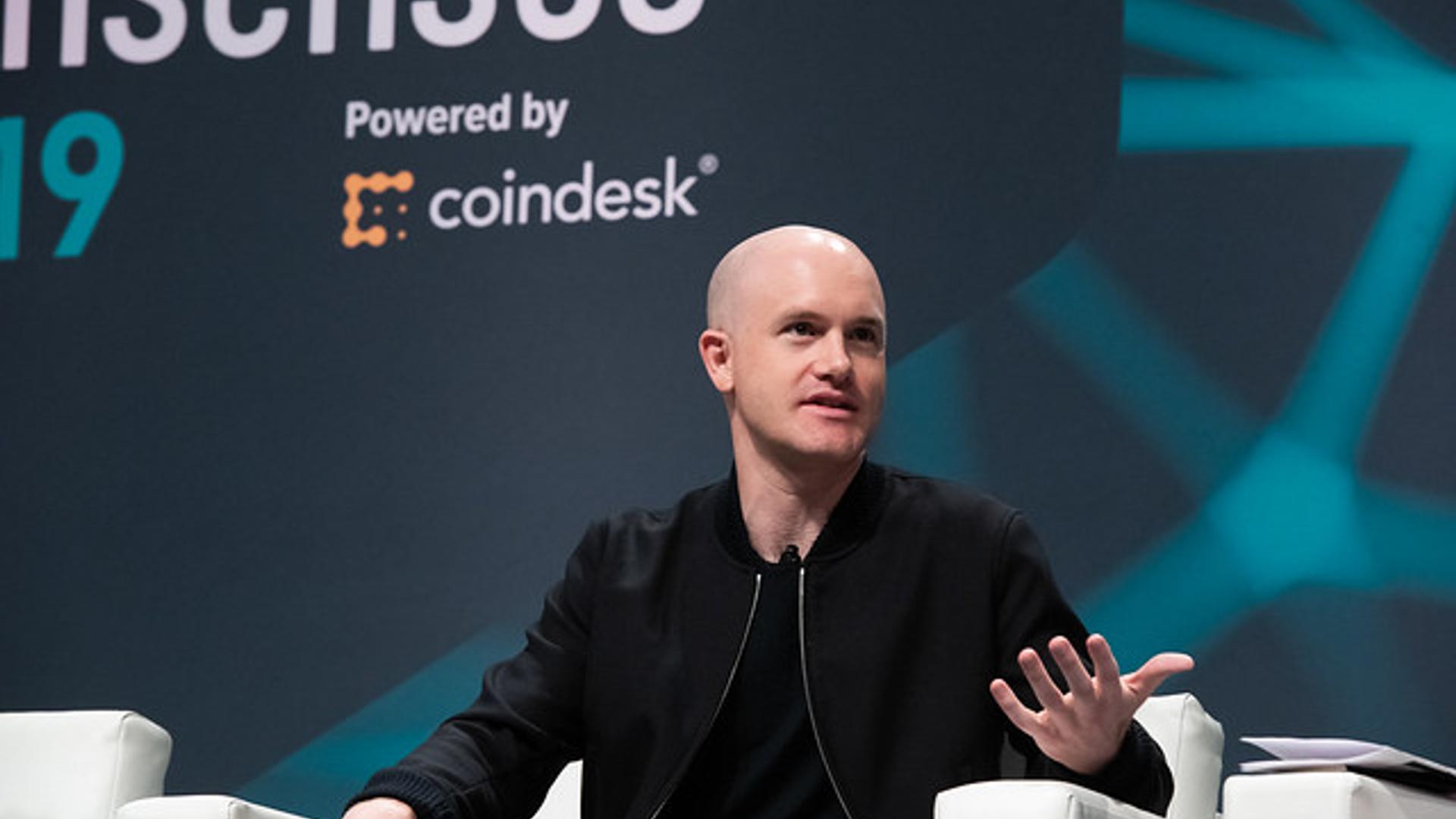Coinbase CEO'su Brian Armstrong, yeniden markalaşan kripto girişimlerini AI'ye karşı eleştiriyor