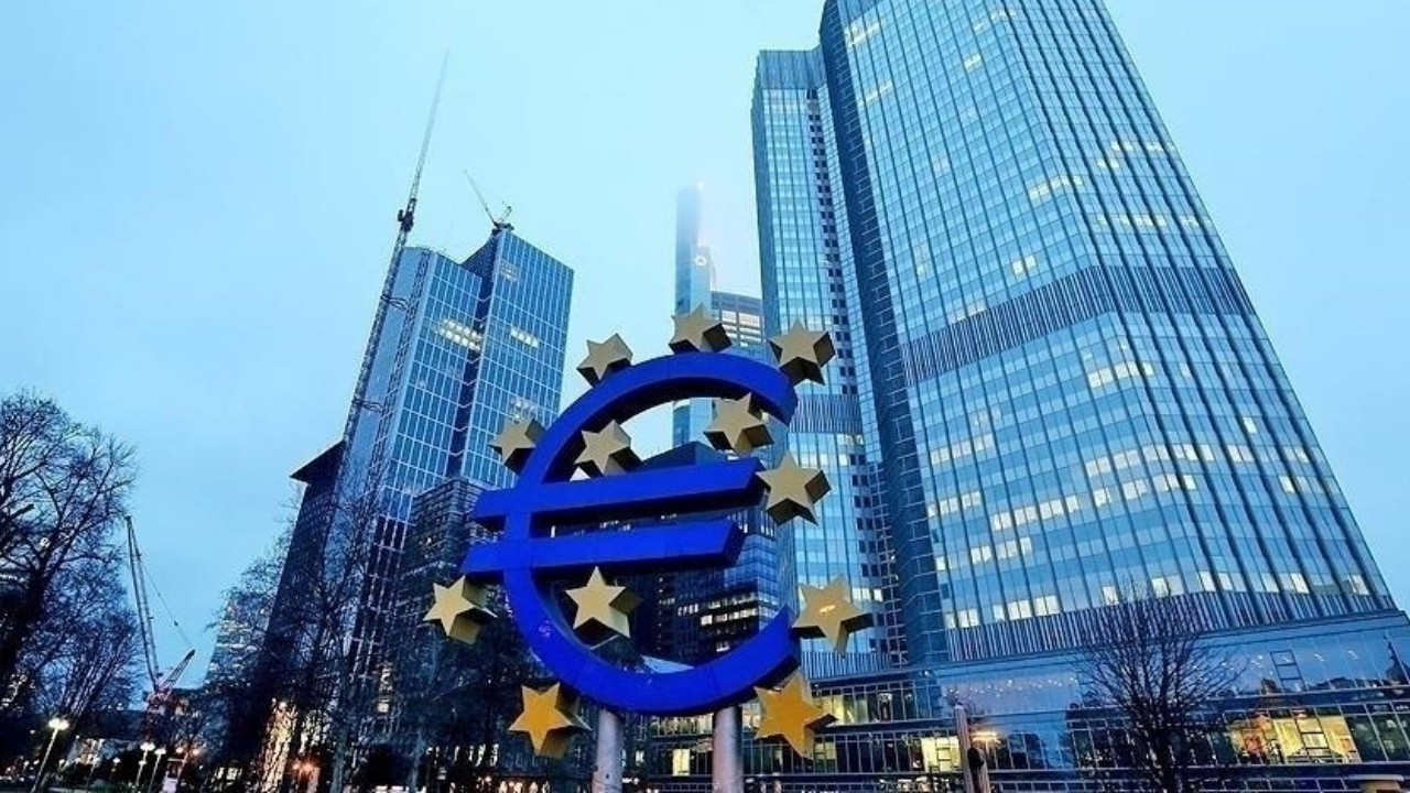 ECB faizlerde frene bastı: Siyaset faizini sabit tuttu