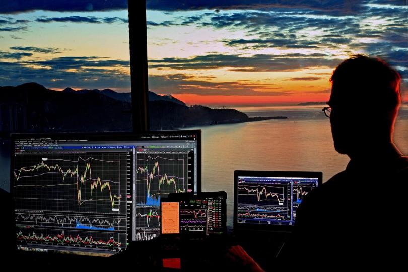 Eter, Bitcoin'e göre iki kat daha sert düşüyor ve HYPE, çip ticareti sona ererken %10 değer kaybediyor.