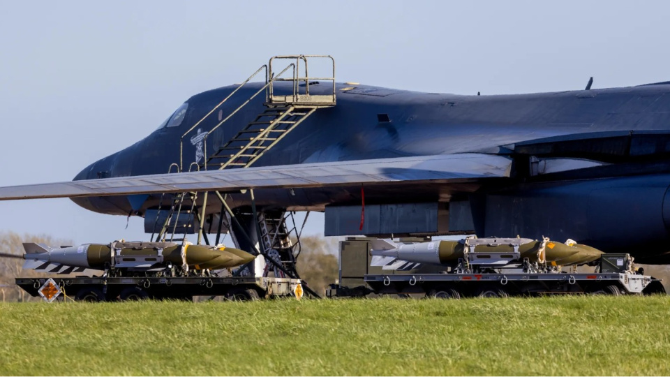 İran'dan İngiltere'ye sert reaksiyon: Fairford Üssü yasal gaye