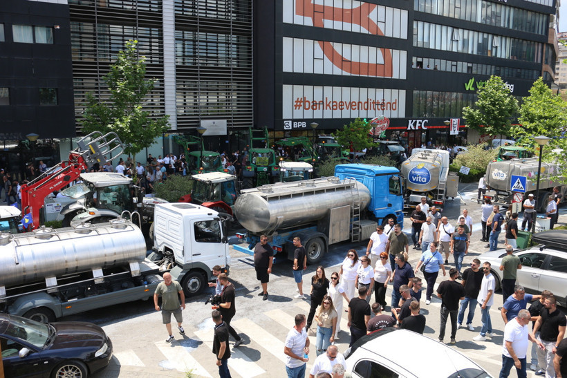 Kosova Süt Üreticileri Protestosu: Tesiste Denetim Sonrası Yaşananlar ve Protokol Süreci
