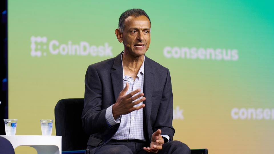 SEC ile yaşanan kavga sona erdikten sonra, Coinbase'in en üst yasal yöneticisi Grewal başka görevlere atanırken, diğerleri yeniden görevlendirildi.